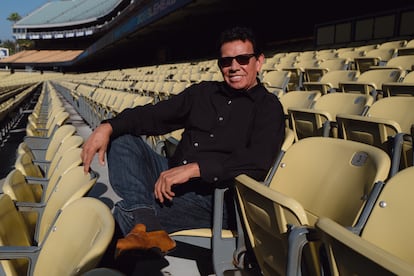 Fernando Valenzuela en el Dodger Stadium durante una entrevista para este periódico, en septiembre de 2023.