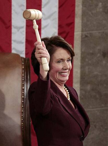 La presidenta de la Cámara de Representantes, Nancy Pelosi, alza un mazo tras su elección.
