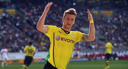 Marco Reus del Borussia de Dortmund celebra su primer gol ante el Stuttgart.
