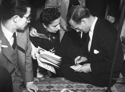 Leslie Howard firma autógrafos durante su visita al Instituto Británico de Madrid.
