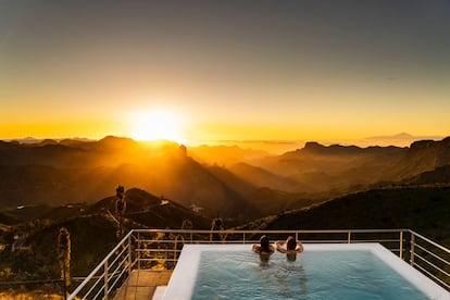 Panorámica desde el parador de Cruz de Tejada, en Gran Canaria. Al fondo a la derecha, la silueta del Teide, en la isla de Tenerife.