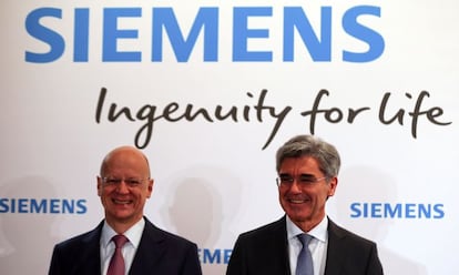 El director financiero de Siemens, Ralf Thomas, junto con el consejero delegado, Joe Keaser, durante la presentaci&oacute;n de los resultados.
 