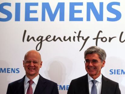 El director financiero de Siemens, Ralf Thomas, junto con el consejero delegado, Joe Keaser, durante la presentaci&oacute;n de los resultados.
 