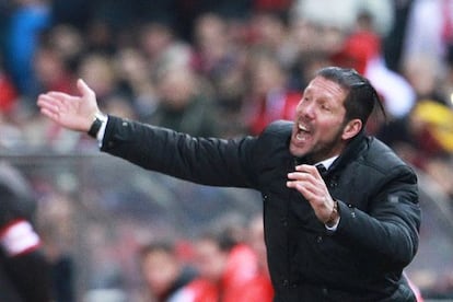 Simeone da órdenes en un partido reciente.