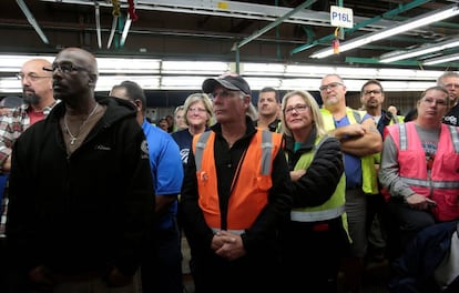 Trabalhadores da Ford ouvem o presidente da empresa, Mark Fields, em 3 de janeiro.