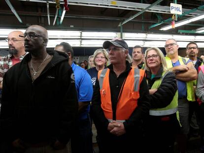 Trabalhadores da Ford ouvem o presidente da empresa, Mark Fields, em 3 de janeiro.