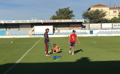 Patri Guijarro (D) junto al fisio Víctor del Potro, en el campo de entrenamiento de Tafalla.