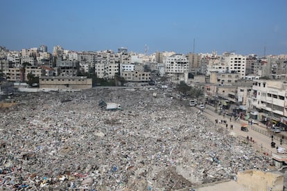 Durante más de 14 meses de guerra, toneladas de basura se han acumulado en las calles de Gaza y han provocado infecciones y enfermedades. Un informe de octubre de 2024 del Programa de las Naciones Unidas para el Desarrollo (PNUD) concluía que los bombardeos israelíes habían privado del acceso a los grandes vertederos de la Franja y destruido contenedores y camiones de basura, lo que había generado una acumulación sin precedentes de desechos en las calles y en basureros improvisados cerca de los refugios y campamentos de desplazados internos. En estos vertederos no regulados, que contenían en ese momento casi medio millón de toneladas de residuos, proliferaron las ratas y los mosquitos y aumentaron enfermedades como la difteria o las diarreas, además de las dolencias respiratorias y dermatológicas. Con el retorno de más de 580.000 gazatíes al norte de la Franja desde que se instauró el alto el fuego, el 19 de enero, la cantidad de basura en la zona ha aumentado. En la imagen, montañas de desechos en la ciudad de Gaza el 26 de febrero de 2025.