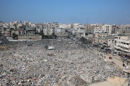 Durante más de 14 meses de guerra, toneladas de basura se han acumulado en las calles de Gaza y han provocado infecciones y enfermedades. Un informe de octubre de 2024 del Programa de las Naciones Unidas para el Desarrollo (PNUD) concluía que los bombardeos israelíes habían privado del acceso a los grandes vertederos de la Franja y destruido contenedores y camiones de basura, lo que había generado una acumulación sin precedentes de desechos en las calles y en basureros improvisados cerca de los refugios y campamentos de desplazados internos. En estos vertederos no regulados, que contenían en ese momento casi medio millón de toneladas de residuos, proliferaron las ratas y los mosquitos y aumentaron enfermedades como la difteria o las diarreas, además de las dolencias respiratorias y dermatológicas. Con el retorno de más de 580.000 gazatíes al norte de la Franja desde que se instauró el alto el fuego, el 19 de enero, la cantidad de basura en la zona ha aumentado. En la imagen, montañas de desechos en la ciudad de Gaza el 26 de febrero de 2025. 