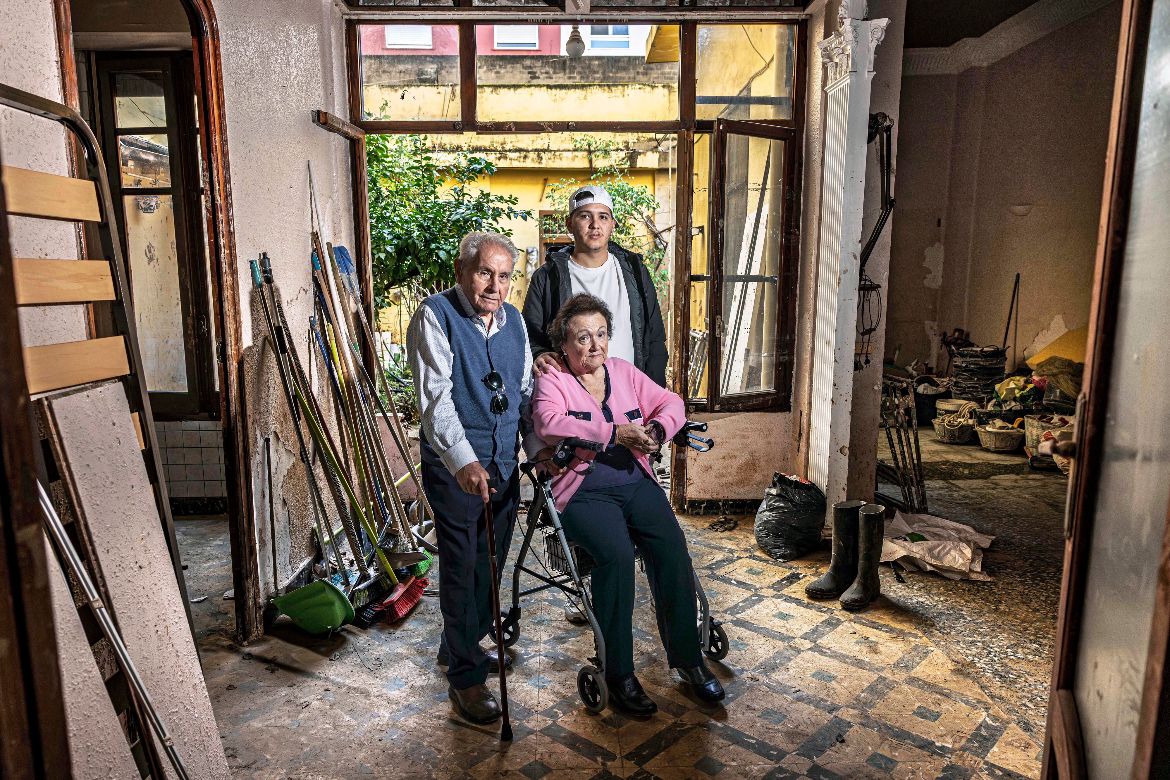 Daniel, Carmen y Wilfredo en el interior de la casa a la que volvieron por primera vez desde la dana el pasado 17 de octubre. 