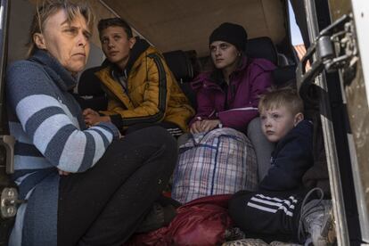 Oksana Gavrielutca, de 41 años, se sienta en la parte trasera de un autobús junto a sus hijos tras huir de la aldea de Snigiriovka, en Mikolaiv (sur). ACNUR, la agencia para los refugiados de la ONU, ha elevado este sábado a más de 4,4 millones el número de ucranios que han huido del país por la guerra, que comenzó el 24 de febrero con la llegada de las tropas rusas a territorio del país vecino.