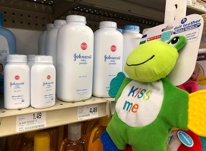 Envases de Johnson's Baby Powder, el nombre comercial de los polvos de talco de J&J, en un supermercado de San Francisco (California).