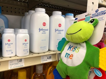 Envases de Johnson's Baby Powder, el nombre comercial de los polvos de talco de J&J, en un supermercado de San Francisco (California).