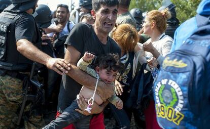 Refugiados cruzan la frontera entre Macedonia y Grecia, cerca de Gevgelija. Macedonia sigue permitiendo la entrada de refugiados a través de su frontera con Grecia.