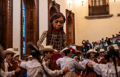 La Pequeña Amal es recibida con un evento de baile folclórcio en el Palacio de Gobierno de Nuevo León. 