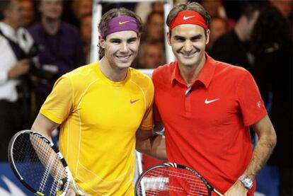 Nadal y Federer posan antes del comienzo del partido.