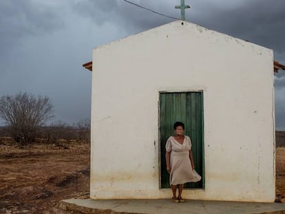 Maria Antônia Butão, de 77 anos, junto a uma pequena capela próxima a sua casa. Seus avós lutaram na guerra.