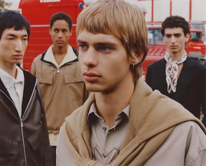 Aquí y en las páginas siguientes, los modelos visten prendas pertenecientes a la colección otoño/invierno 2020 de ‘prêt à porter’ para hombre de Hermès. Los materiales nobles son una de las señas de identidad de la casa, igual que las texturas sofisticadas. En primer término, camisa de algodón y cachemir con motivo geométrico y jersey de cachemir camel. Las chaquetas y prendas de abrigo tienen detalles funcionales –cremalleras, bolsillos– y una piel suavísima, todo un emblema de esta firma.