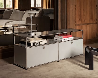 Uno de los muebles modulares de USM Haller, pieza indisoluble de un apartamento de hombre soltero hoy en día.