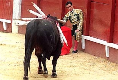 Joselito al comienzo de su faena en su segundo toro premiado con dos orejas.