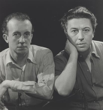 Paul Eluard y André Breton; (1939). Man Ray