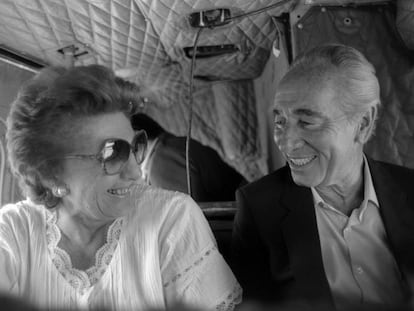 El expresidente israel&iacute; Sim&oacute;n Peres junto a su esposa, Sonya, en una imagen de 1985. 