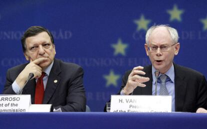 El presidente del Consejo Europeo, Herman Van Rompuy, y el de la Comisión Europea, Jose Manuel Durao Barroso, durante la rueda de prensa posterior a la reunión informal de líderes de la UE en Bruselas