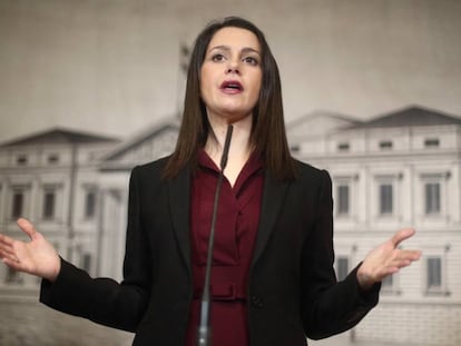 La presidenta y portavoz del Grupo Parlamentario de Ciudadanos, Inés Arrimadas, interviene en una rueda de prensa en el Congreso de los Diputados.