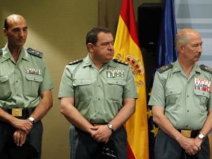 El ministro Jorge Fern&aacute;ndez D&iacute;az, con mandos de la Guardia Civil, en la rueda de prensa que ofreci&oacute; sobre Publio Cord&oacute;n.