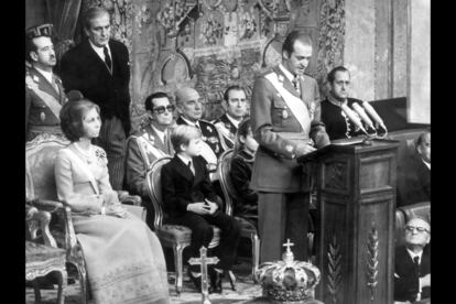 Alfonso Armada (izquierda) asiste el 24 de noviembre de 1975 al discurso de coronación de Juan Carlos como nuevo rey de España ante las Cortes