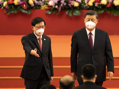 El presidente chino, Xi Jinping, a la derecha, junto al nuevo jefe del gobierno hongkonés, John Lee, este viernes en Hong Kong.
