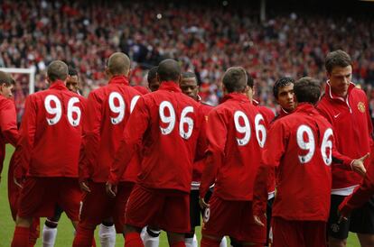 Los jugadores del Liverpool, con el 96 a la espalda, a su salida al césped de Anfield Road.