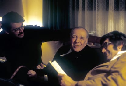 Carlos Montemayor, Jorge Luis Borges y Pedro Meyer, en la capilla Alfonsina, en 1973.