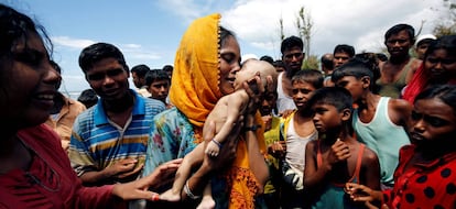 Hamida, refugiada rohingya, llora la muerte de su beb&eacute; durante un naufragio cuando intentaban llegar a Banglad&eacute;s.