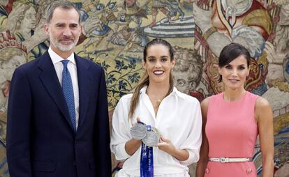 El rey Felipe VI y la reina Letizia con la nadadora Ona Carbonell en el palacio de la Zarzuela, en Madrid, el pasado martes.