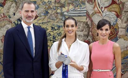 El rey Felipe VI y la reina Letizia con la nadadora Ona Carbonell en el palacio de la Zarzuela, en Madrid, el pasado martes. 