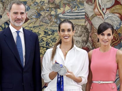 El rey Felipe VI y la reina Letizia con la nadadora Ona Carbonell en el palacio de la Zarzuela, en Madrid, el pasado martes. 