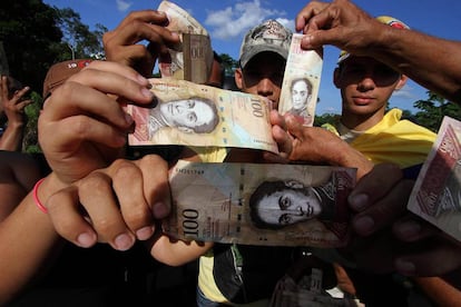 Protesta en Venezuela por la anulación de los billetes de 100 bolívares en 2016. 