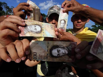 Protesta en Venezuela por la anulación de los billetes de 100 bolívares en 2016. 