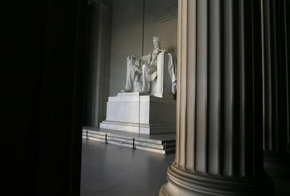 El monumento presidencial, de estilo neoclásico, fue diseñado por Henry Bacon y está dedicado al presidente que terminó con la esclavitud en Estados Unidos. Tras su figura, se leen dos inscripciones históricas: las palabras que pronunció en su segunda como presidente y el discurso que ofreció en Gettysburg, cuatro meses después del final de la Guerra Civil.