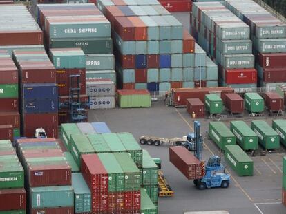 Movimiento de contenedores en el puerto de Tokio.