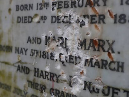 La placa de la tumba de Marx en Londres, tal y como quedó tras un ataque en febrero.