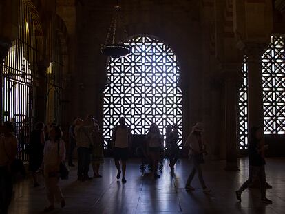 En el centro la celosía que realizó el arquitecto Rafael de la Hoz en 1972 vistas desde dentro de la Mezquita-Catedral de Córdoba en 2016, antes de ser desmantelada.