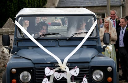 Los recién casados, en el coche que les llevaría al castillo de Wardhill para el banquete.
