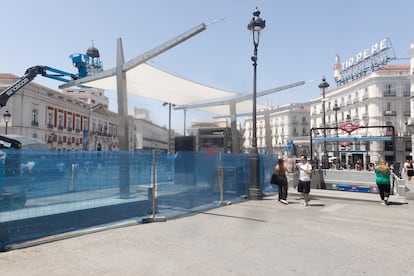 La Puerta del Sol está en el centro de la polémica por sus escasas zonas a cubierto a pesar de la instalación de 32 toldos por parte del Ayuntamiento.
