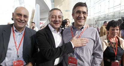 Rodolfo Ares, José Blanco y Patxi López bromean durante la segunda jornada de la conferencia.