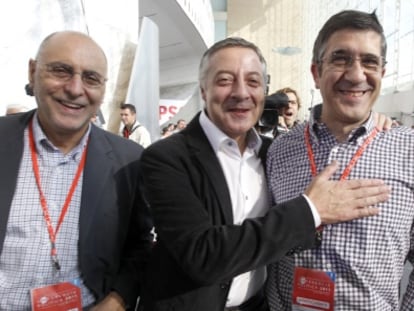 Rodolfo Ares, Jos&eacute; Blanco y Patxi L&oacute;pez bromean durante la segunda jornada de la conferencia. 