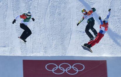 Hernández, (l), competes against Vaultier and Hughes in the final.