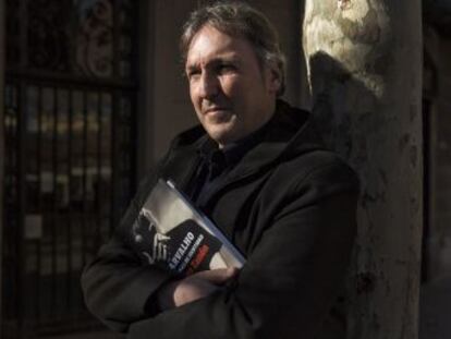 El escritor publica  Problemas de identidad , el nuevo libro del famoso detective creado por Vázquez Montalbán