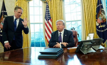 Representante de Comercio de EE UU, Robert Lighthizer, junto al presidente Donald Trump.